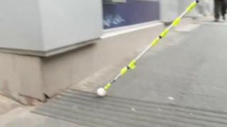 Опасна ли е пътната маркировка за незрящи в центъра на София?