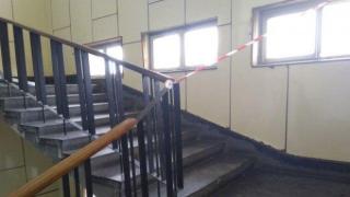 2-годишно дете падна от парапет на болница, борят се за живота му