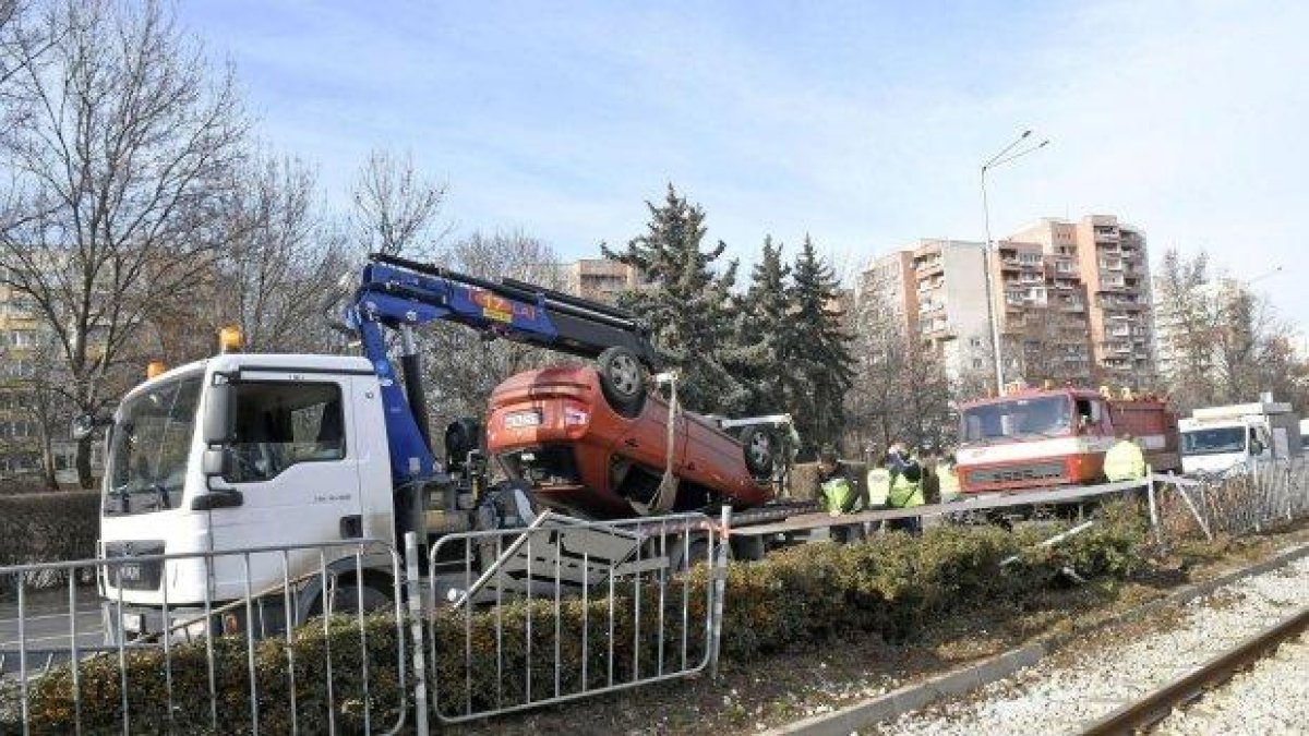 Директорът на "Пирогов" очевидец на катастрофата с кола върху релсите