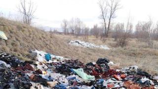 Кожени отпадъци замърсяват района около река Искър при Бусманци (видео)