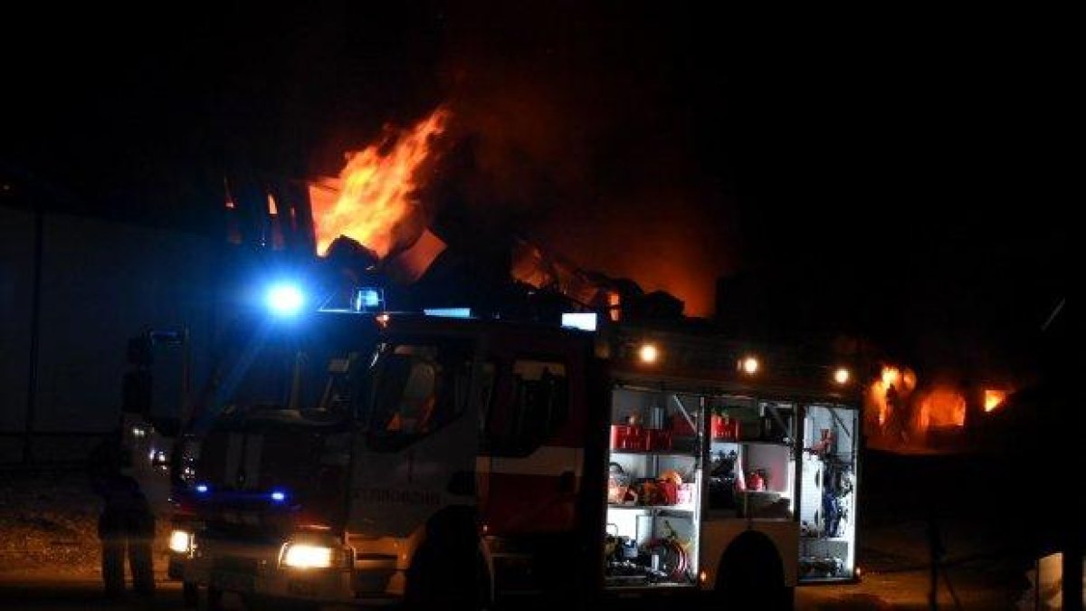 Пожар в завода във Войводиново, все още опитват да го загасят