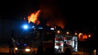 Пожар в завода във Войводиново, все още опитват да го загасят