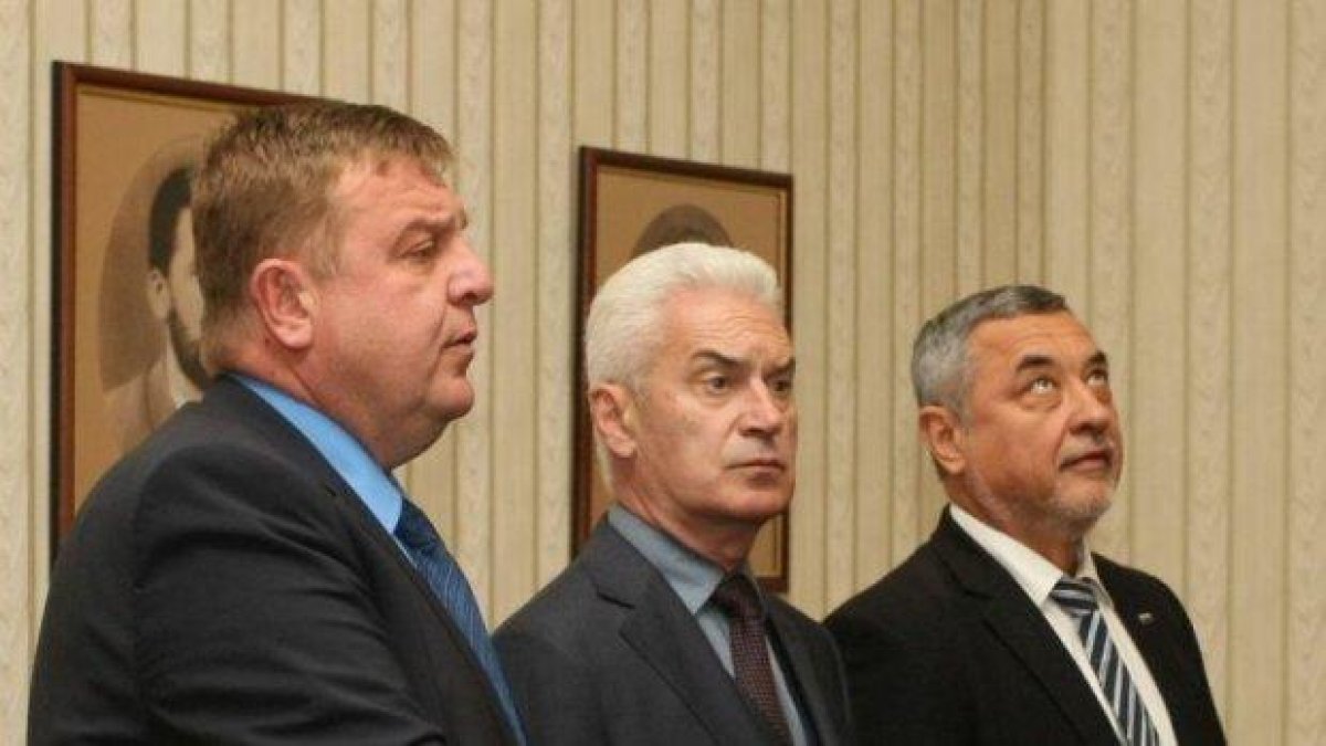 Каракачанов плаши с оставка заради стратегията си за ромите, Симеонов не му вярва
