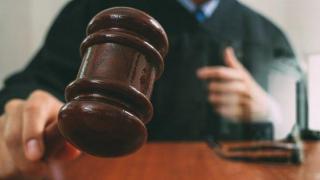 Баба, хвърлила новороденото си внуче през терасата, получава 18 години затвор