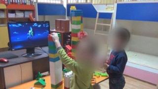 Учителка в детска градина блъска децата и им крещи, те се напикават от стрес