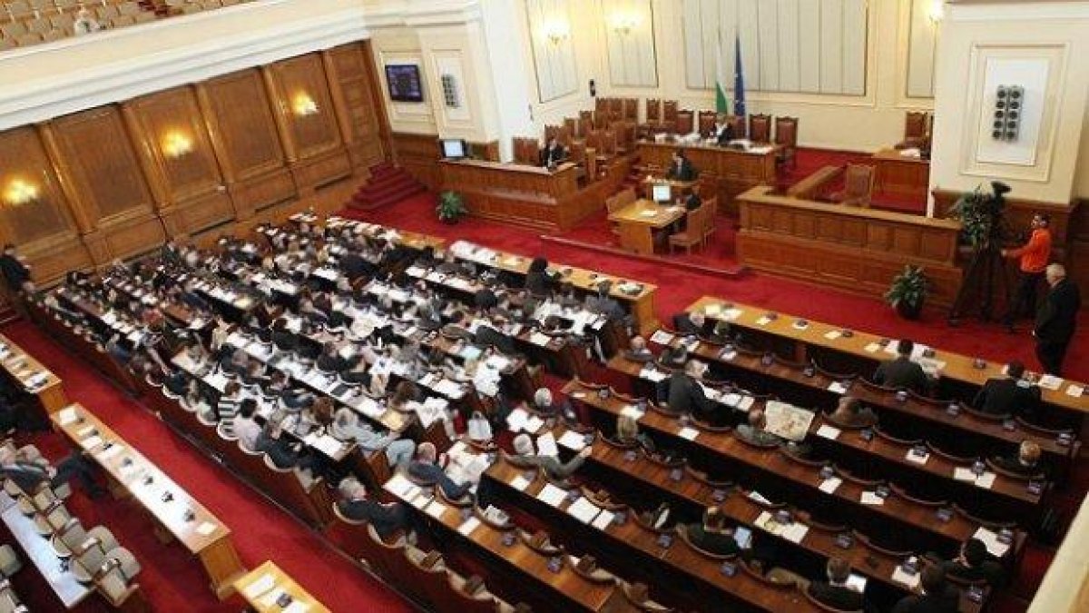 "Всички трябва да ходят на работа". Половината група на ГЕРБ обаче не ходи