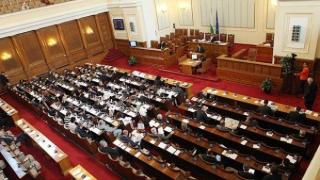 "Всички трябва да ходят на работа". Половината група на ГЕРБ обаче не ходи