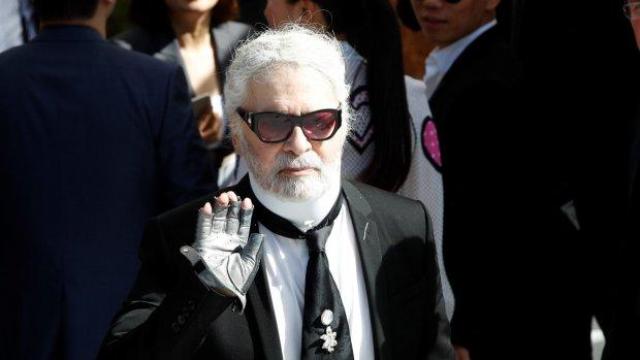 Почина големият моден дизайнер Карл Лагерфелд