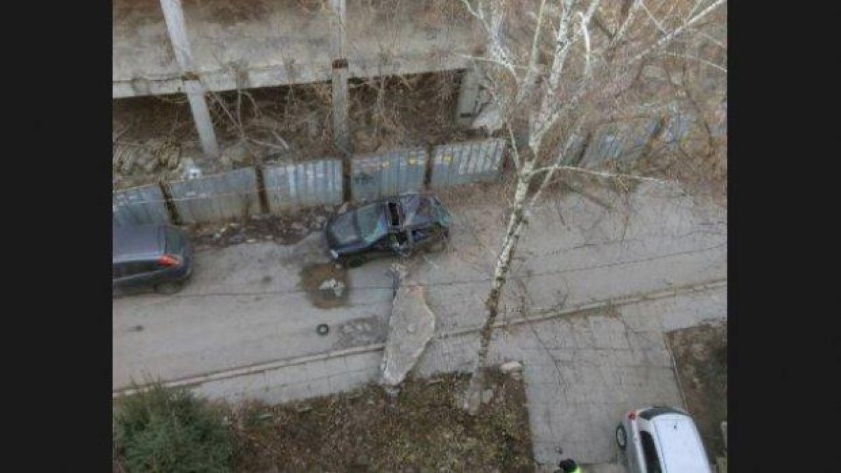 Огромен къс бетон премаза автомобил в столицата (снимки)