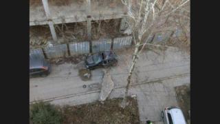 Огромен къс бетон премаза автомобил в столицата (снимки)