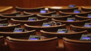 Парламентът отхвърли ветото върху новия държавен медиен контрол