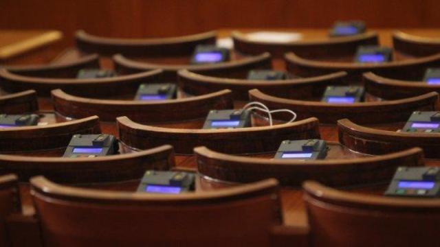 Парламентът отхвърли ветото върху новия държавен медиен контрол