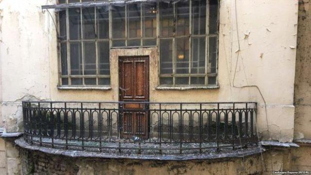 Част от фасадата на Алма матер оставена на произвола на съдбата