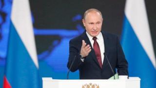 Путин обещава. А те стоически ръкопляскат.