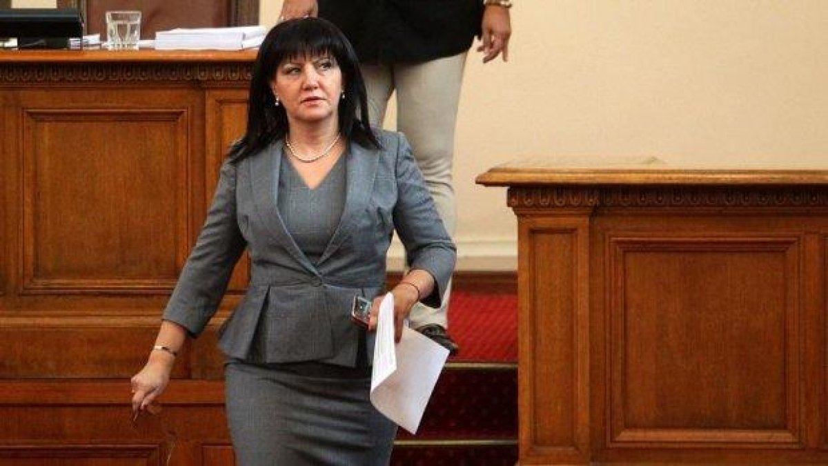 Депутатите от БСП искат, но не могат да се откажат от заплатите си