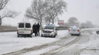 Зимата се завърна и затвори редица пътища (снимки)
