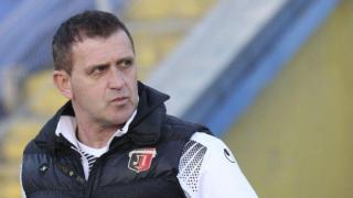 Треньор на Локо Пловдив скочил да бие Валери Божинов?