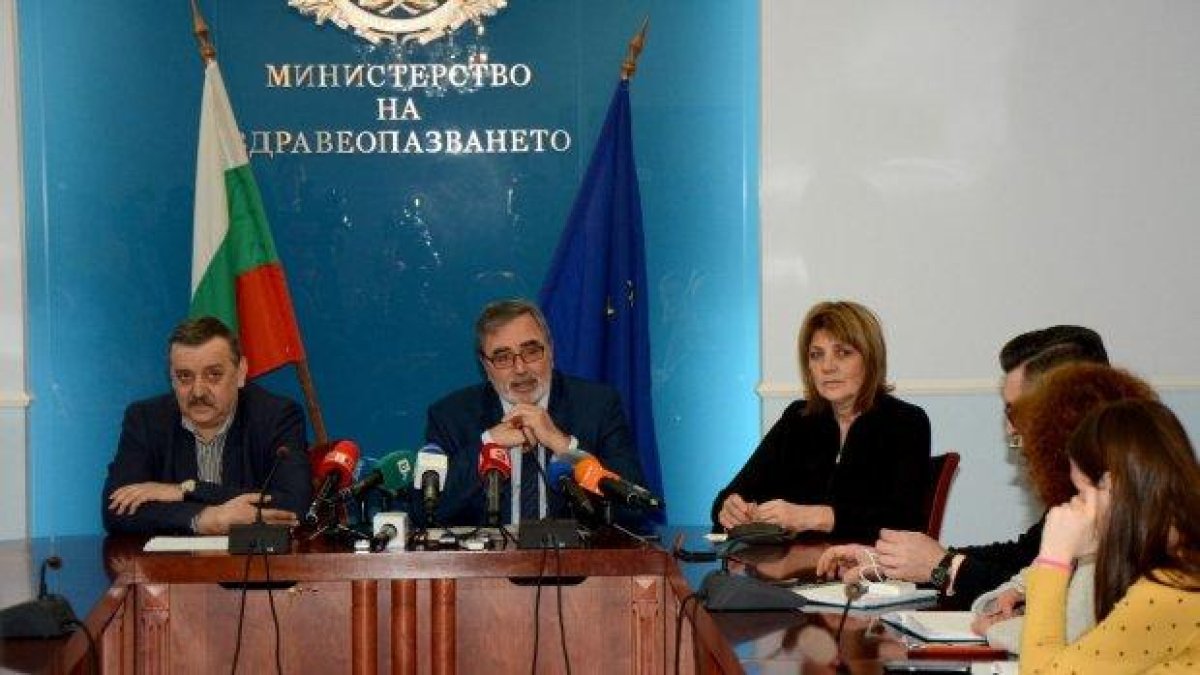 Здравните власти на война с морбили: Не водете бебета в чужбина!