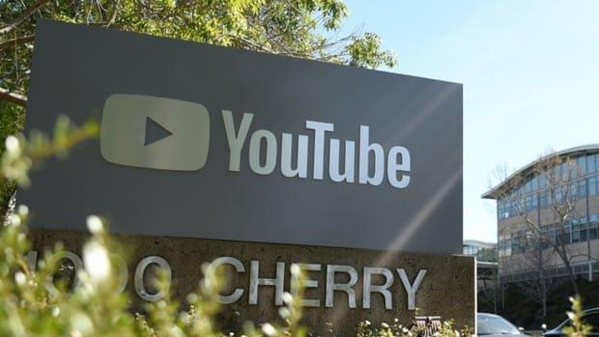 YouTube изключва коментарите за видеоклипове с малки деца