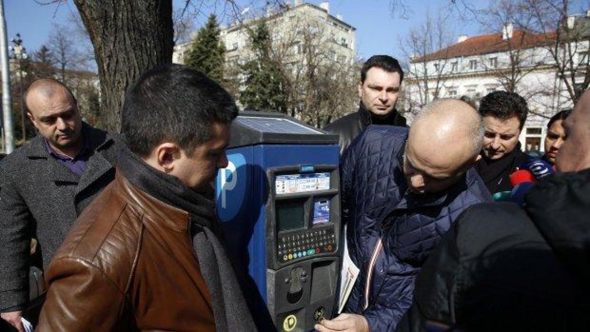 БСП се завърна край Народното събрание заради бележките за паркиране