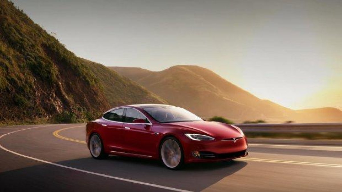 Tesla сваля цените и минава на онлайн продажби