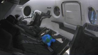 SpaceX изстреля космическа капсула с манекен към МКС (видео)