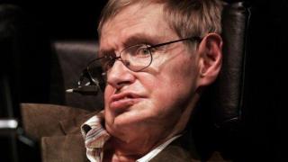 Учени разкриха загадката на болестта на Хокинг