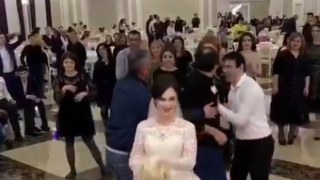 Жени спретнаха меле за булчински букет по време на сватба(видео)