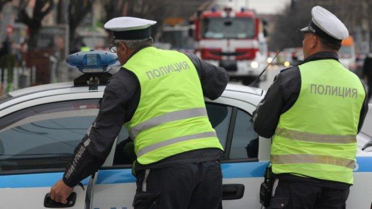 Двама полицаи са заподозрени за участие в престъпна група