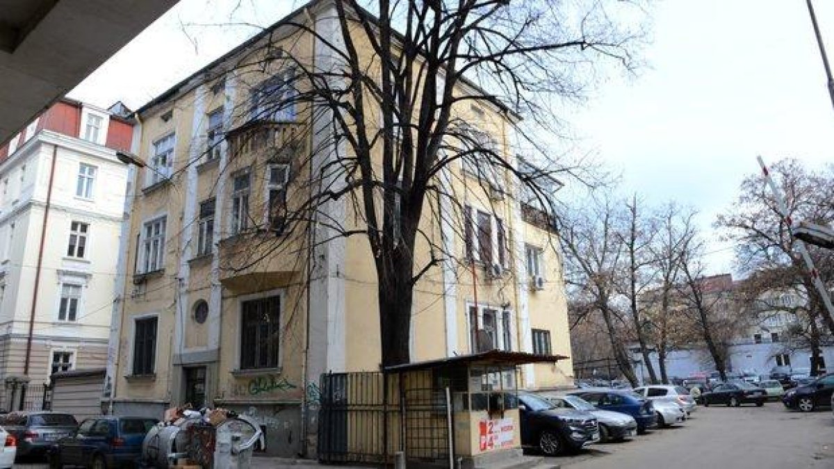 Бивш архитектурен паметник в центъра на София става офис сграда