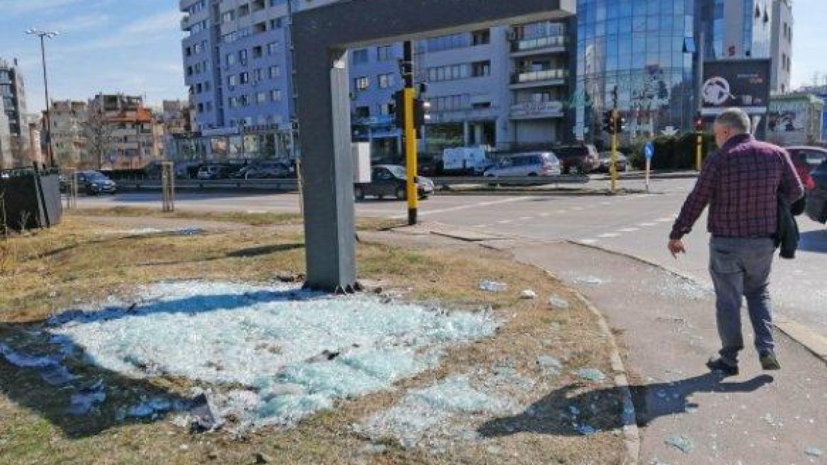 Мъжът, пострадал при срутването на билборд, е с опасност за живота