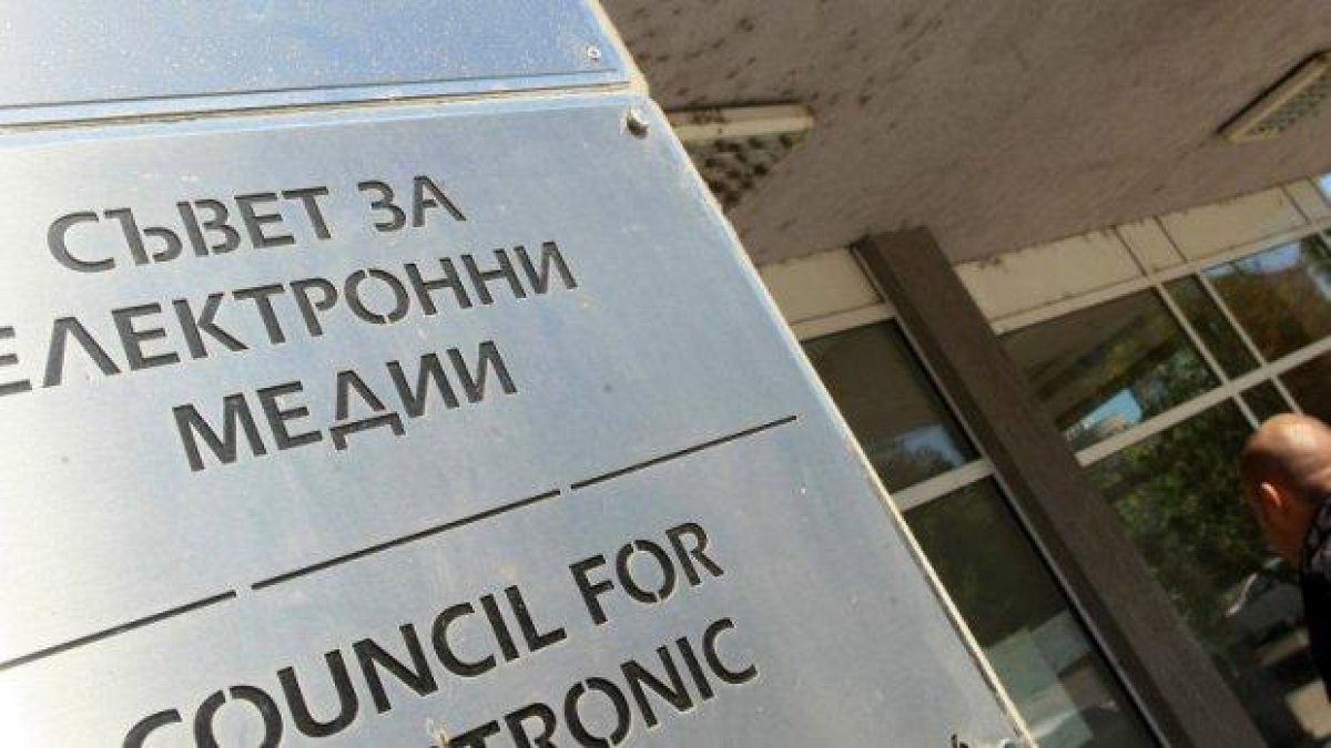 Как работи СЕМ? Със скандали, обвинения и телефони за 3000 лв.