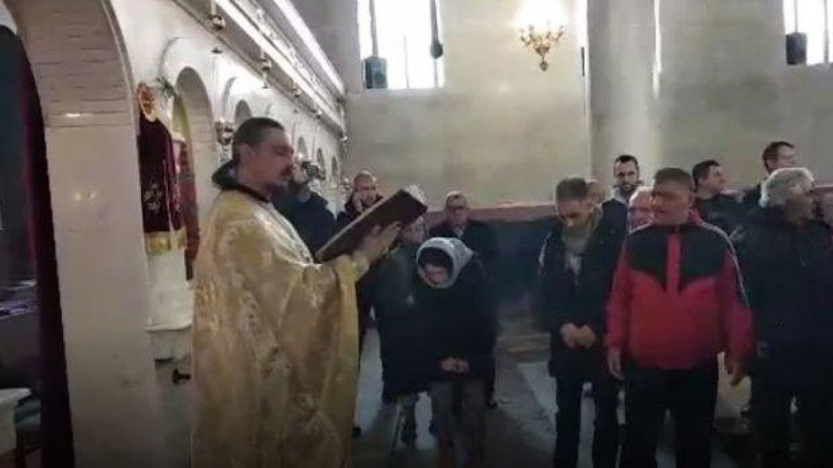 Отново протестират в Петрич в защита на отстранения свещеник