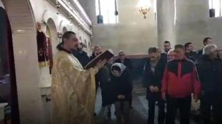 Отново протестират в Петрич в защита на отстранения свещеник