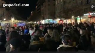 Десетки танцуваха бачата на бул. "Витоша" (видео)