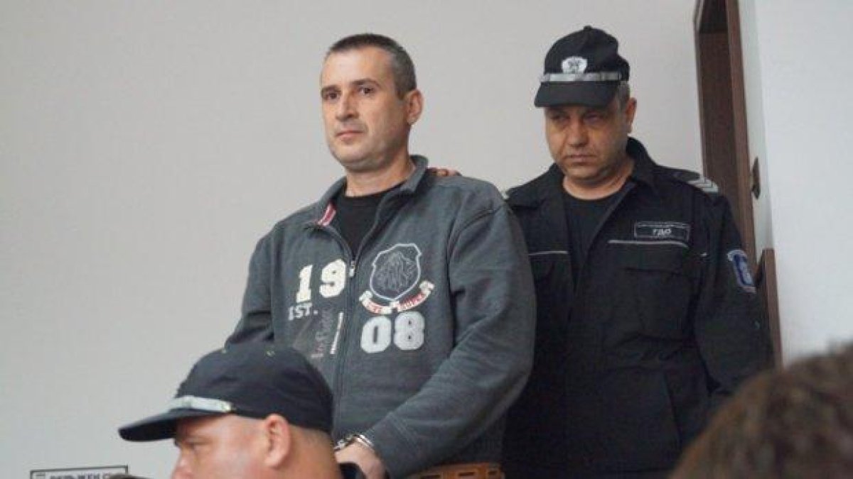 Жалба от 981 страници написа бившият полицай, убил родителите си