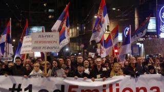 Барикада пред телевизията. Как сърбите не се умориха да протестират 14 седмици