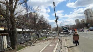 30-метров кран падна в Младост срещу Патиланци
