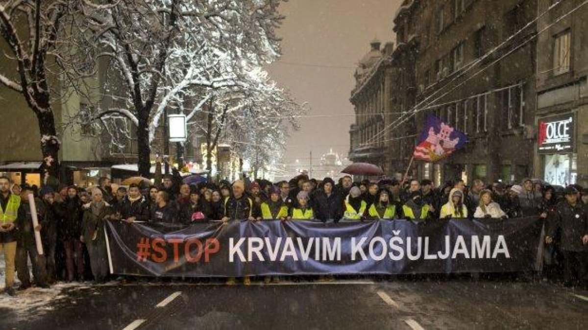 Хиляди протестират в Белград, Вучич ги нарече "фашисти и крадци"