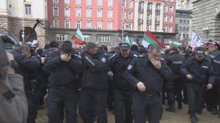Полицаи се напръскаха със собствения си лютив спрей на протеста в София (видео)