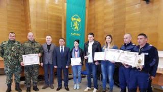 Наградиха спасителите, помогнали на трите момичета при водопада Сучурум