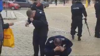 Защо полицаите се самонапръскаха с лютив спрей? Виновни били сградите и вятърът! (видео)