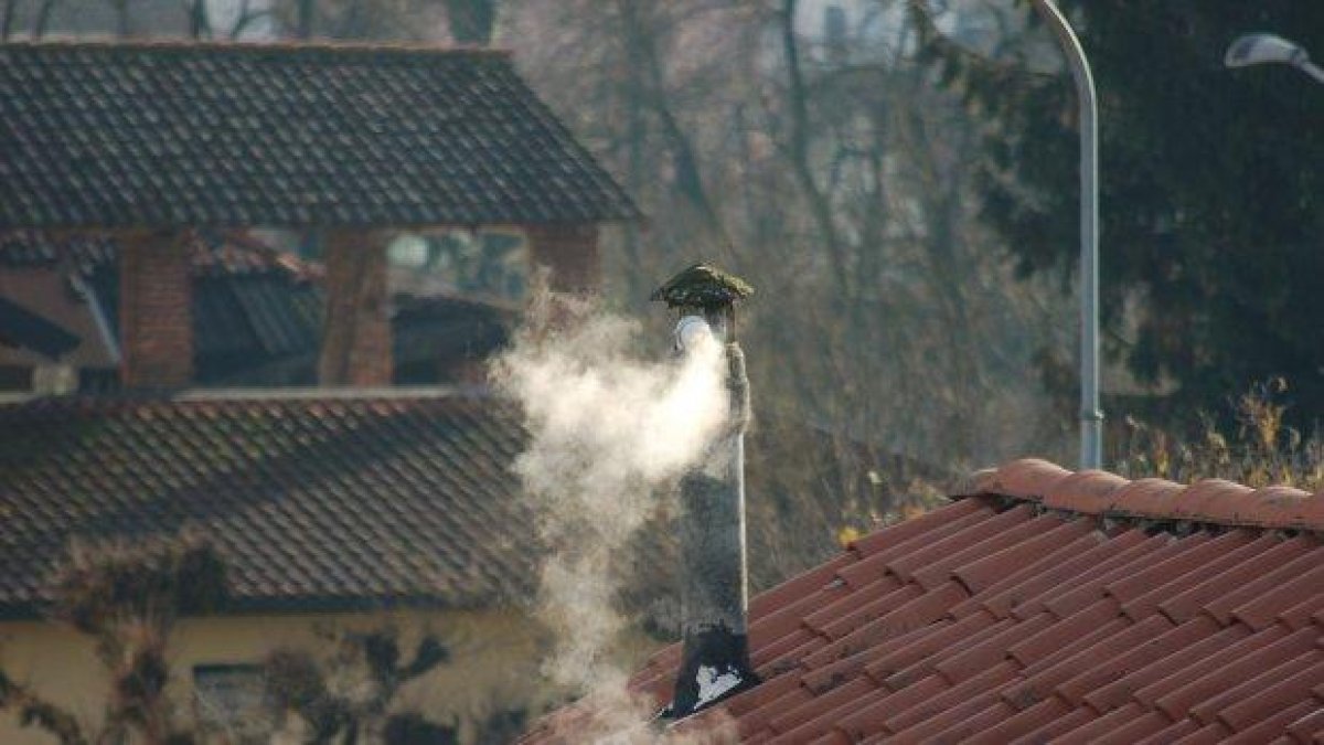 Под 30% от хората, ползващи печка на дърва, биха я сменили