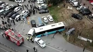 Автобус се вряза в коли и пешеходци в Истанбул, има много ранени (видео)