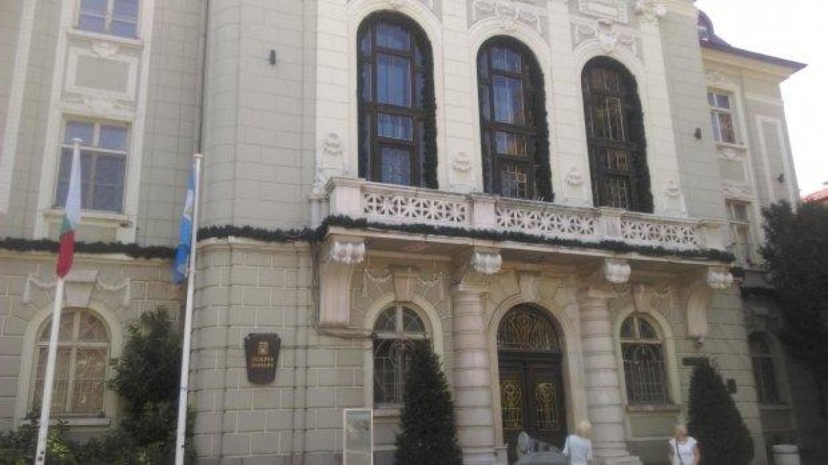 Възрастна жена от Пловдив дължи над 1000 лева данък за имот, застроен от роми