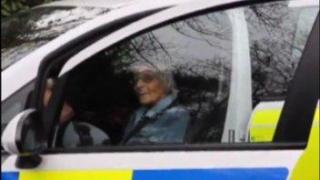 Британски полицаи арестуваха 104-годишна жена, за да изпълнят заветното ѝ желание