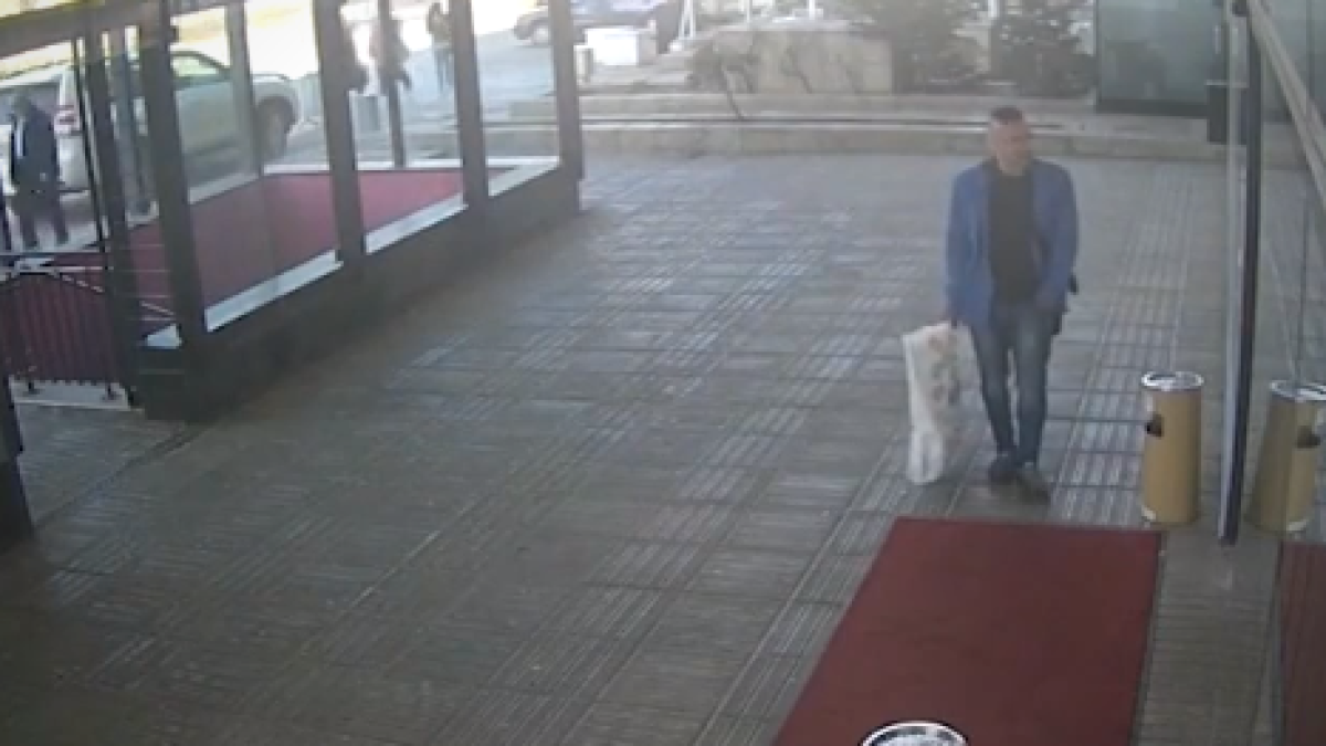 Мъж задигна червен килим пред входа на болница в София (снимки)