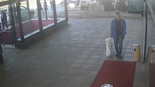 Мъж задигна червен килим пред входа на болница в София (снимки)