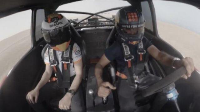 Звезда на MotoGP и победителят в Dakar Rally дрифтят в пустинята