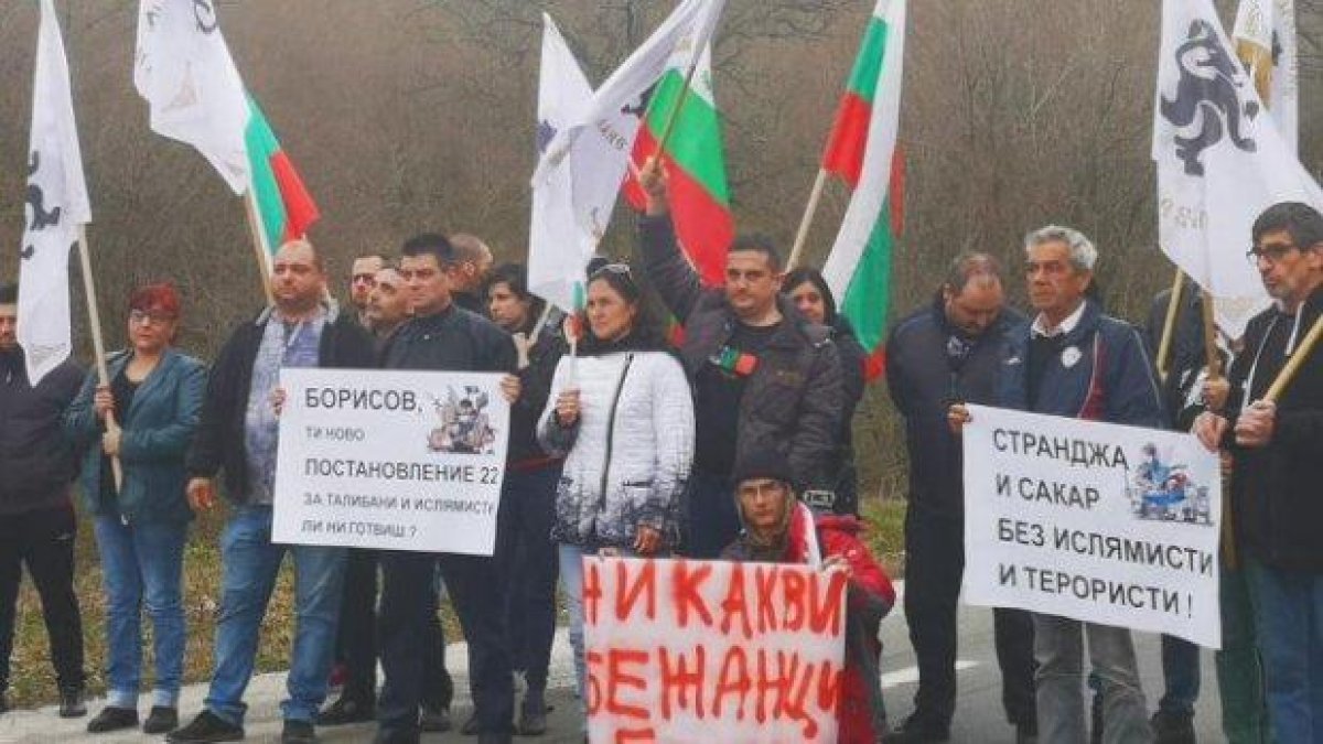 Протест срещу новия център за мигранти затвори път край Малко Търново